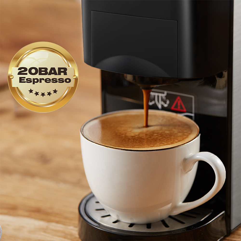 Una cafetera espresso prepara café en una taza blanca con borde dorado.