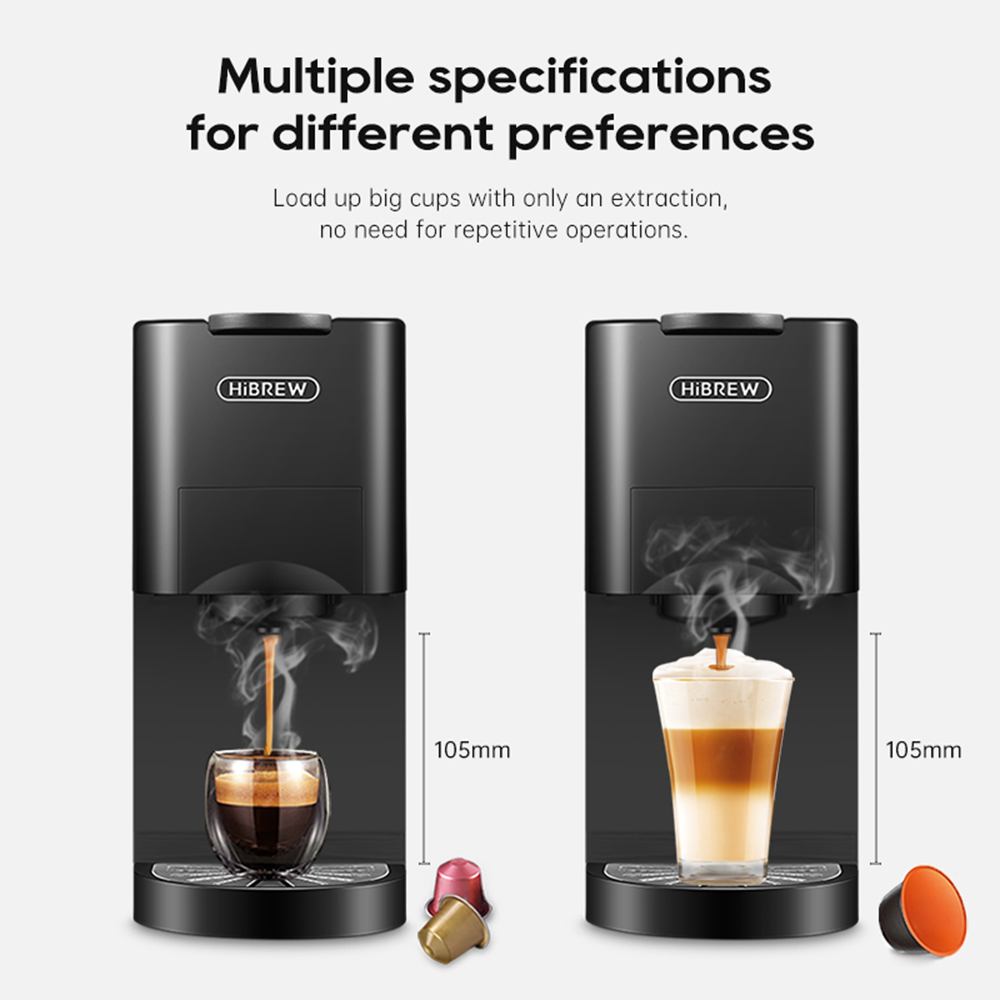 Dos cafeteras negras con vapor, una con espresso, otra con latte. Cápsulas al lado.