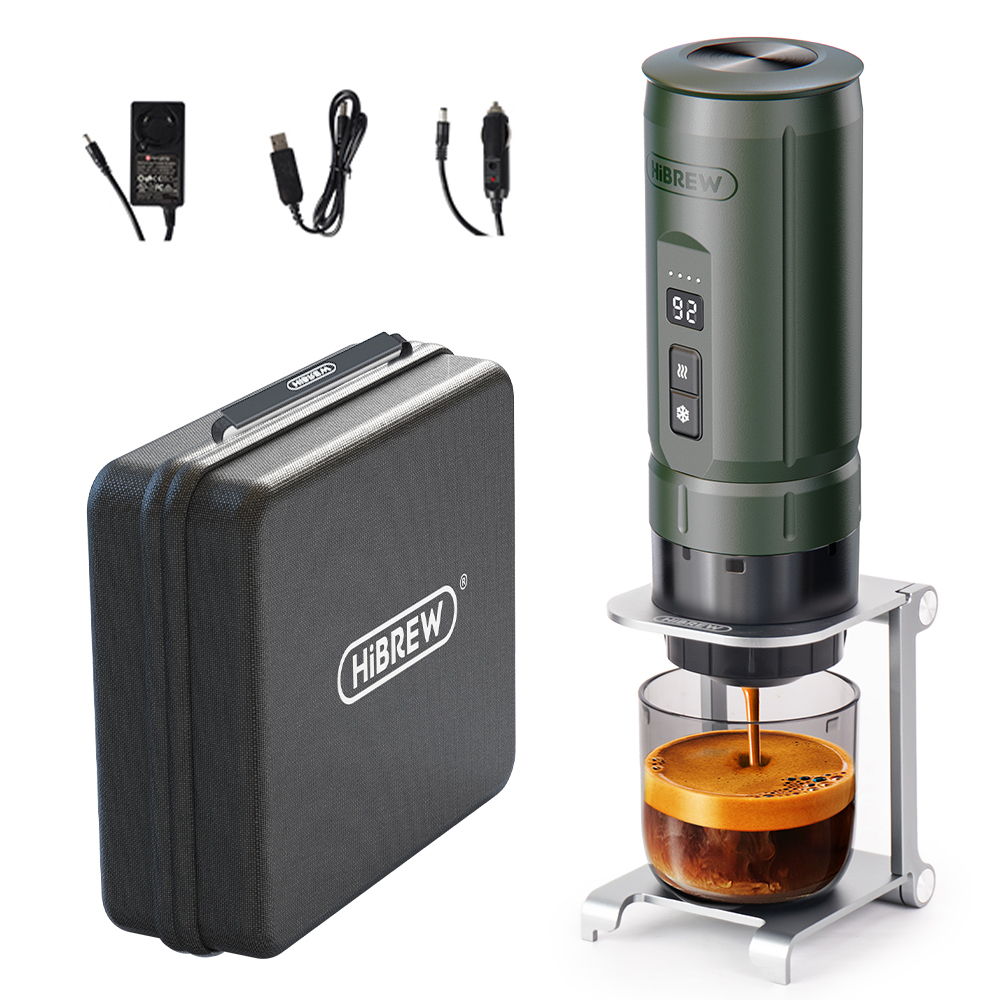 Cafetera verde con accesorios y estuche, preparando espresso en un vaso.