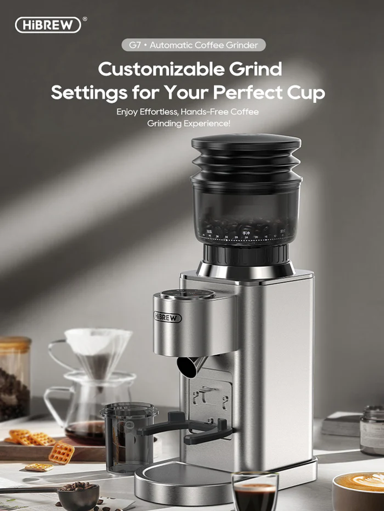 Un molinillo de café automático plateado con depósito de granos y accesorios.