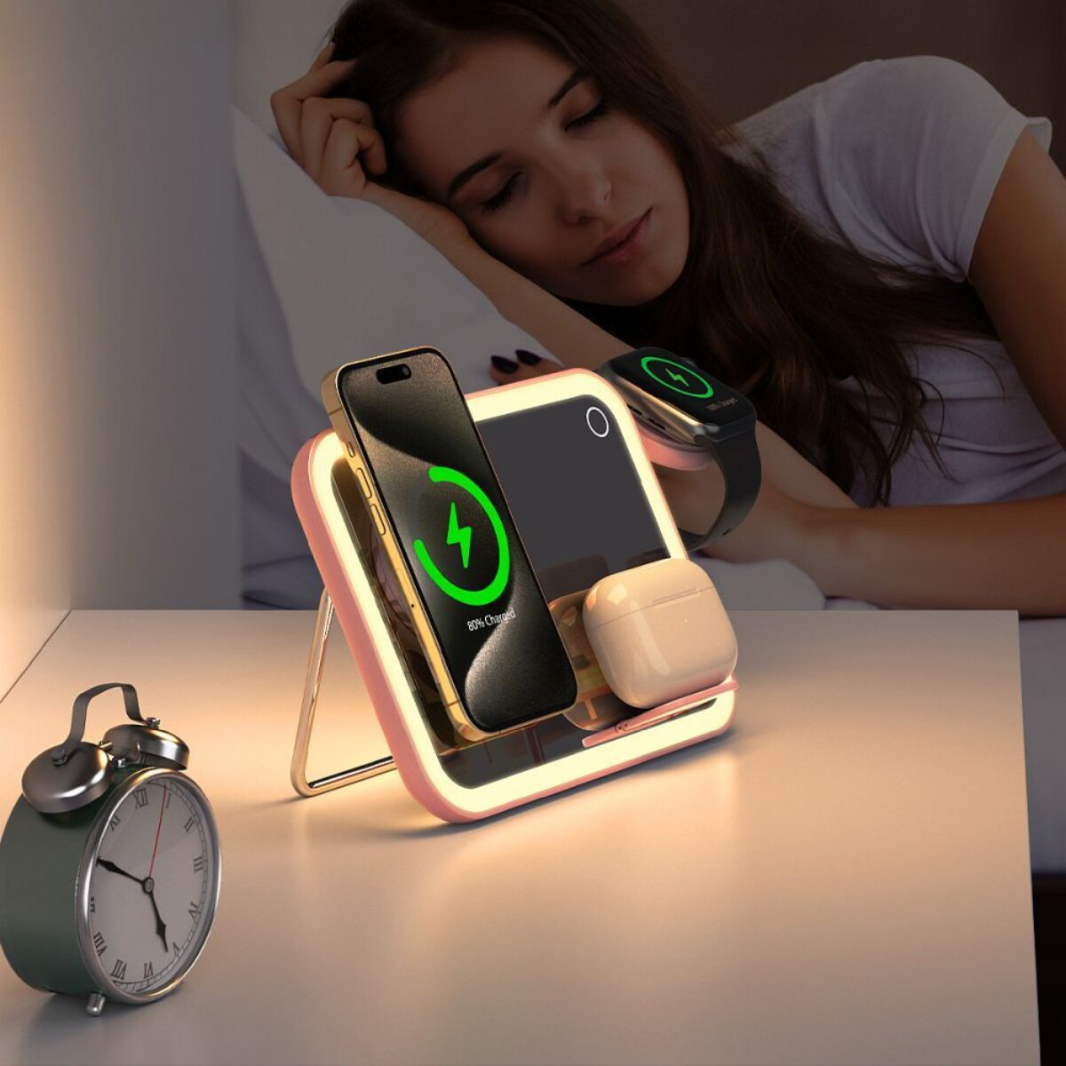 Une femme dort pendant qu'un support de charge rose tient un téléphone, une montre et des écouteurs. Un réveil est à proximité.