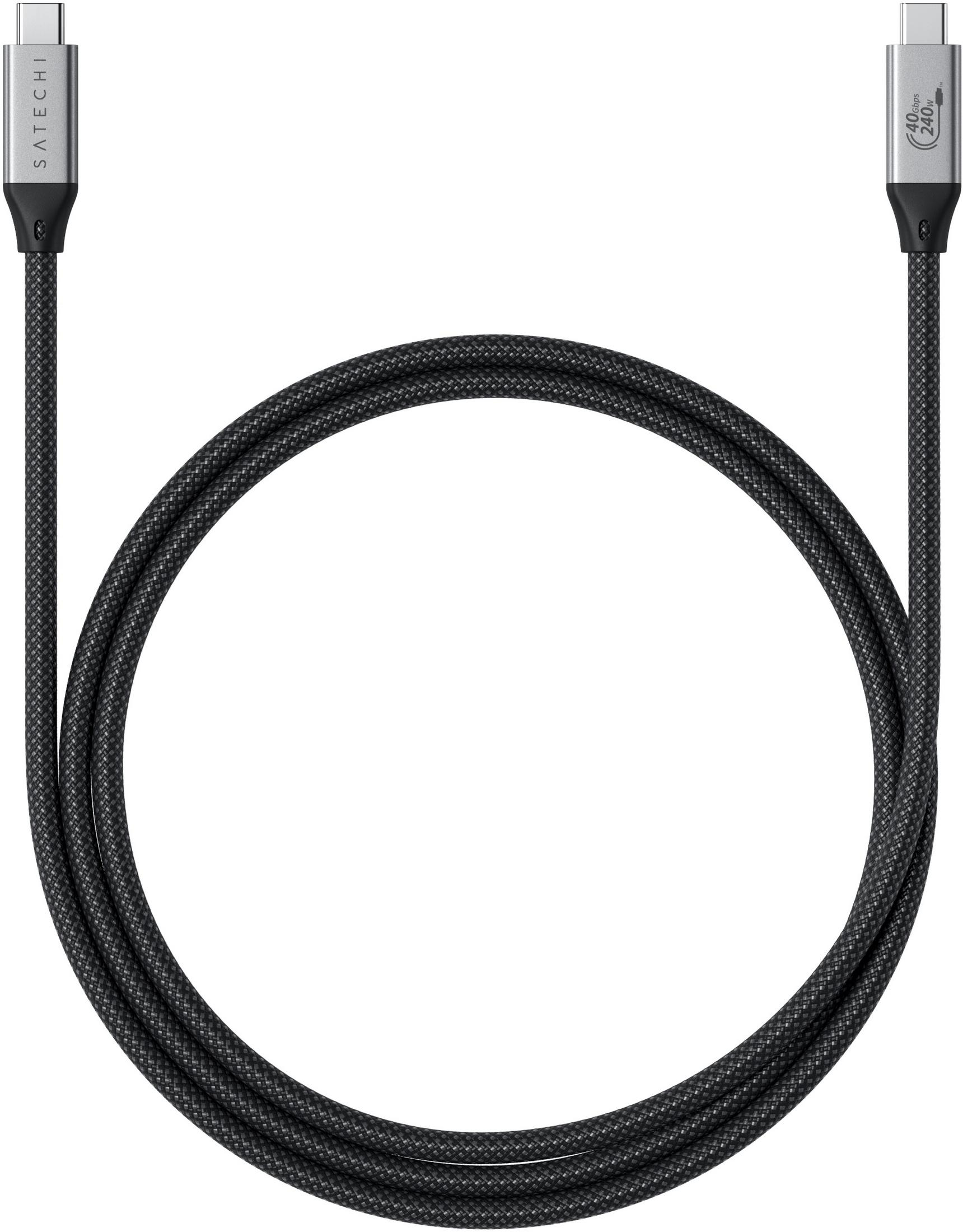 Ein schwarzes USB-C-Kabel mit silbernen Anschlüssen, das auf einem weißen Hintergrund gebogen ist.