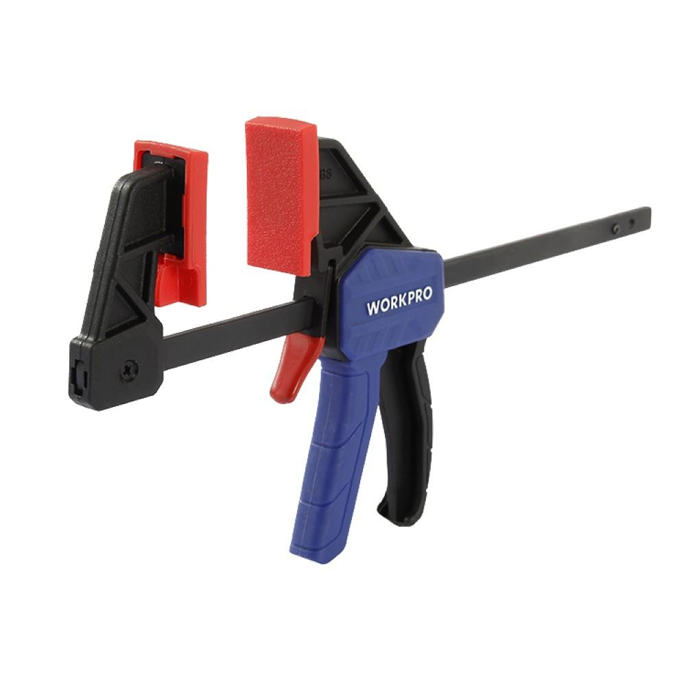 WORKPRO etiketli, kırmızı ve mavi kulplu siyah çubuk kelepçe.