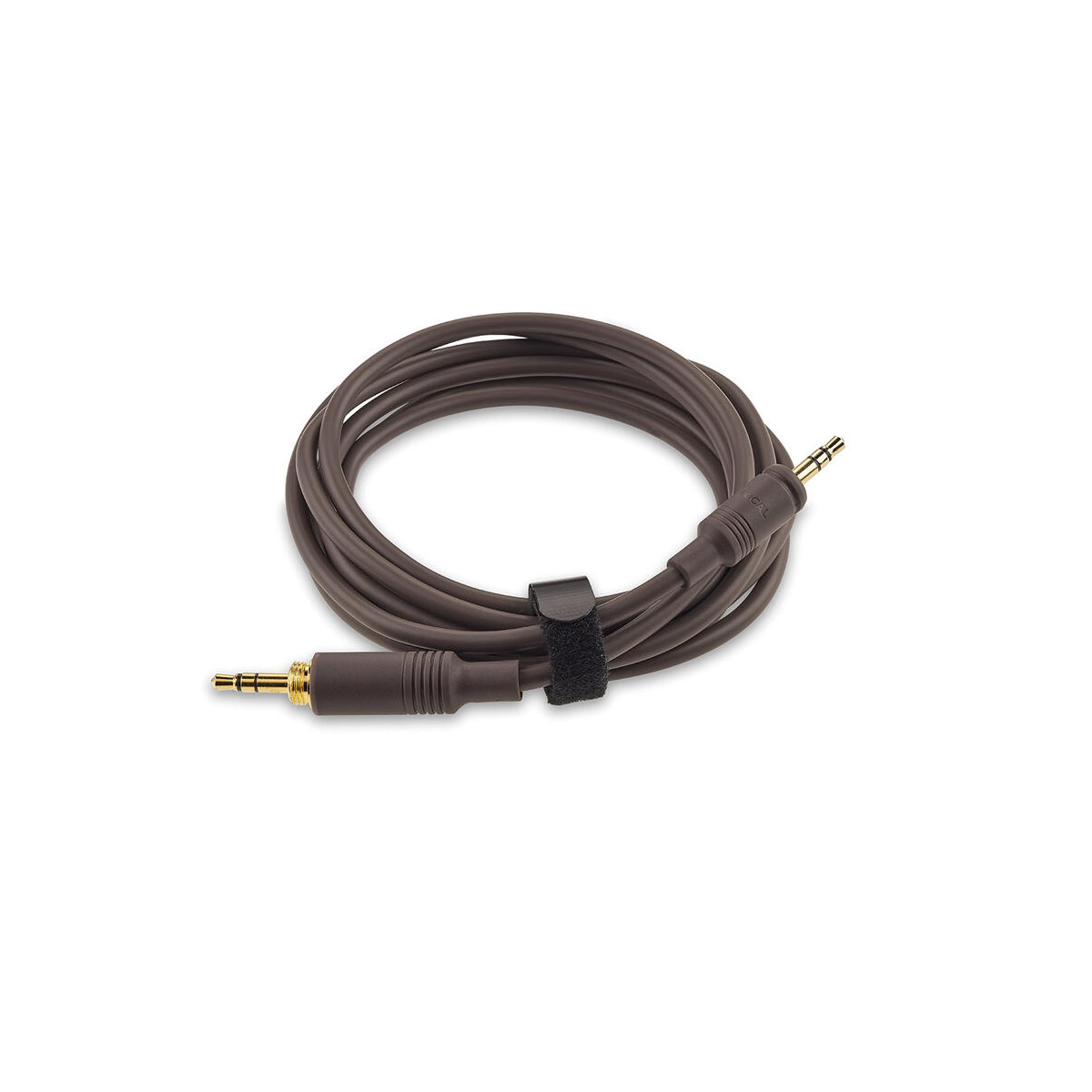 Ein braunes Audiokabel mit zwei 3,5-mm-Steckern und einem Klettverschluss.