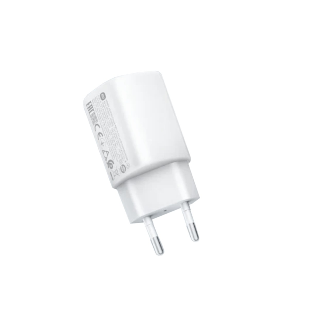 Un adaptador de viaje blanco con dos clavijas metálicas sobre fondo blanco.