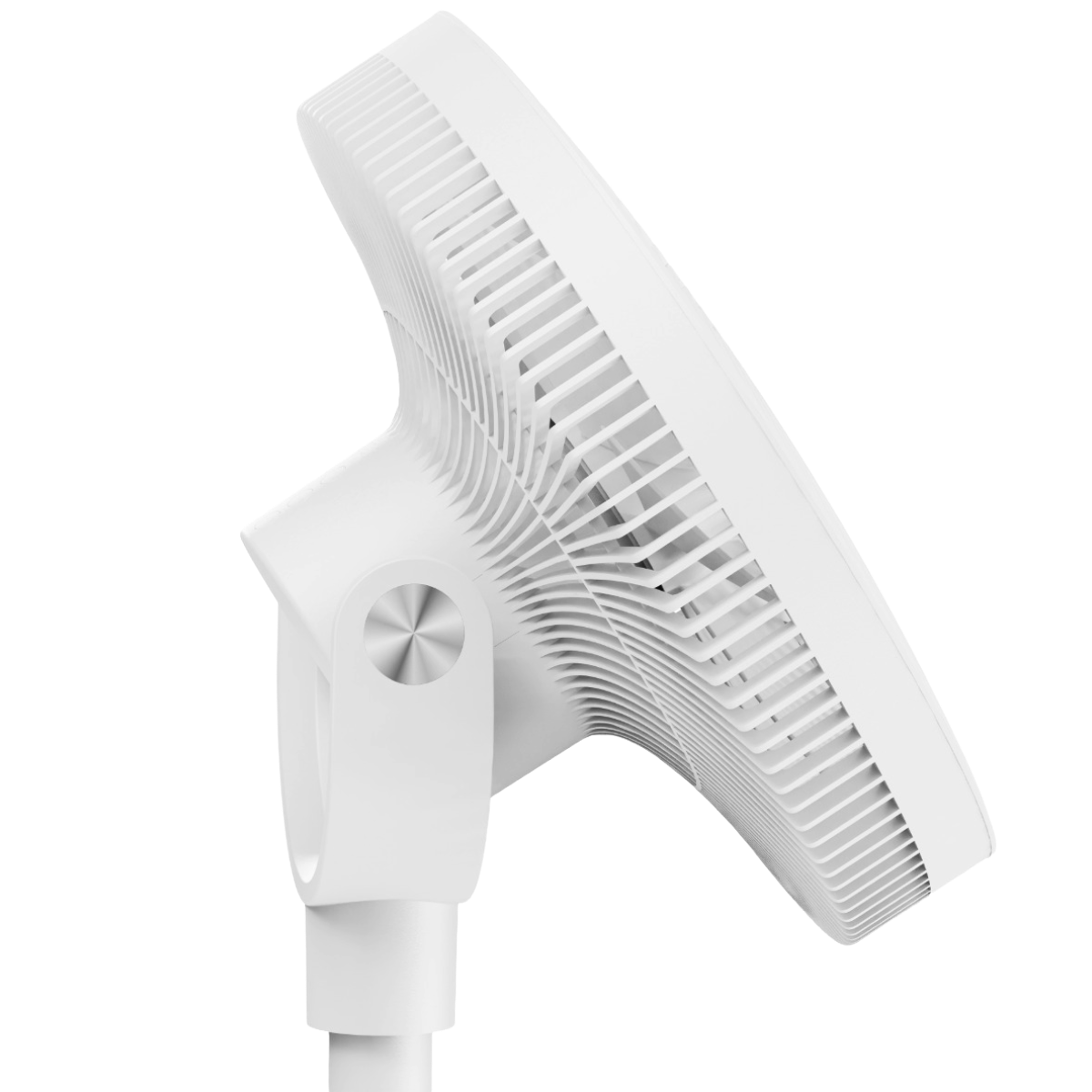 Een witte staande ventilator in profiel, gericht op het rooster en de zwenkarm.