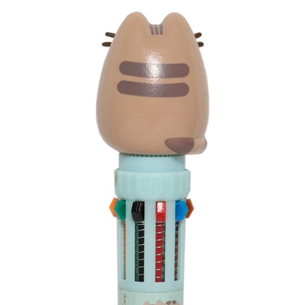 Eine braune Pusheen-Katze ziert den oberen Teil eines hellblauen Stifts mit vielen Farben.
