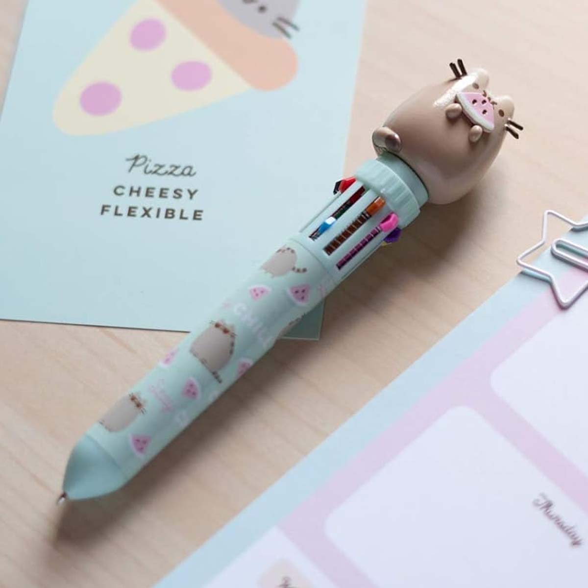 Ein pastellfarbener Stift mit Katzen-Topper, mit mehreren Tintenfarben und niedlichen Katzen/Wassermelonen-Designs.