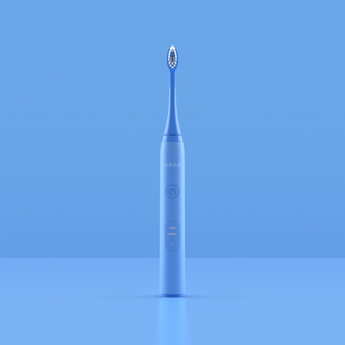 Un cepillo de dientes eléctrico azul con cabezal blanco y botones sobre fondo azul.