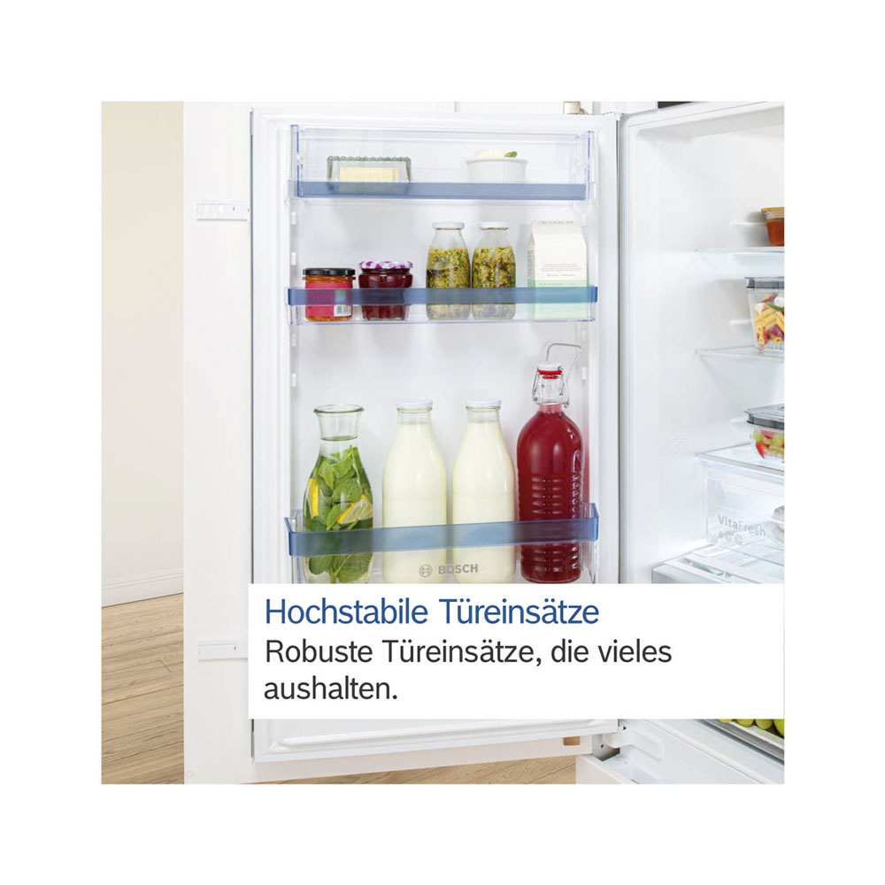 Kühlschranktür mit vier Einlegeböden, gefüllt mit Lebensmitteln.