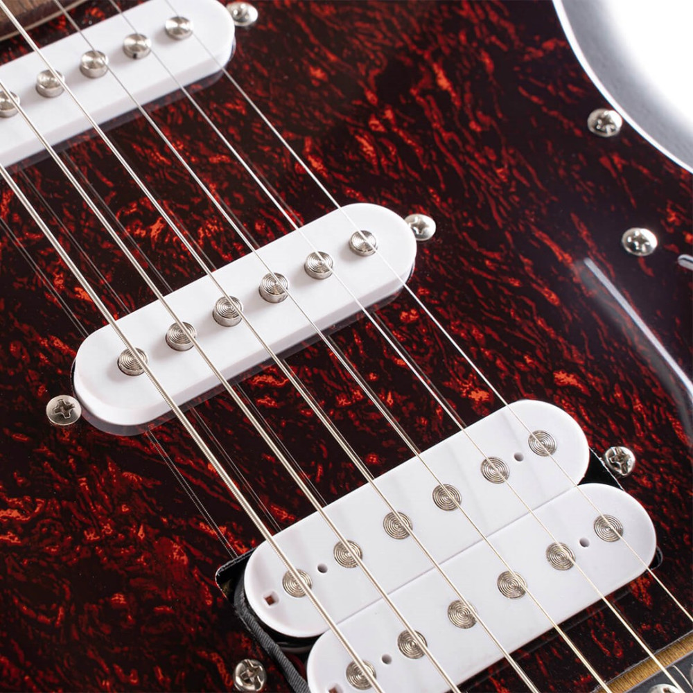 Zbliżenie gitary elektrycznej z czerwonym, imitującym skorupę żółwia pickguardem i białymi przetwornikami.