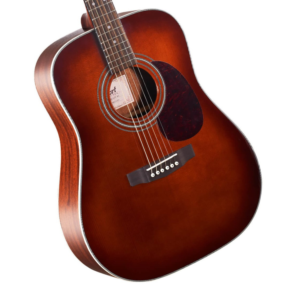 Gitara akustyczna z wykończeniem sunburst. Widoczne sześć strun i kostka.