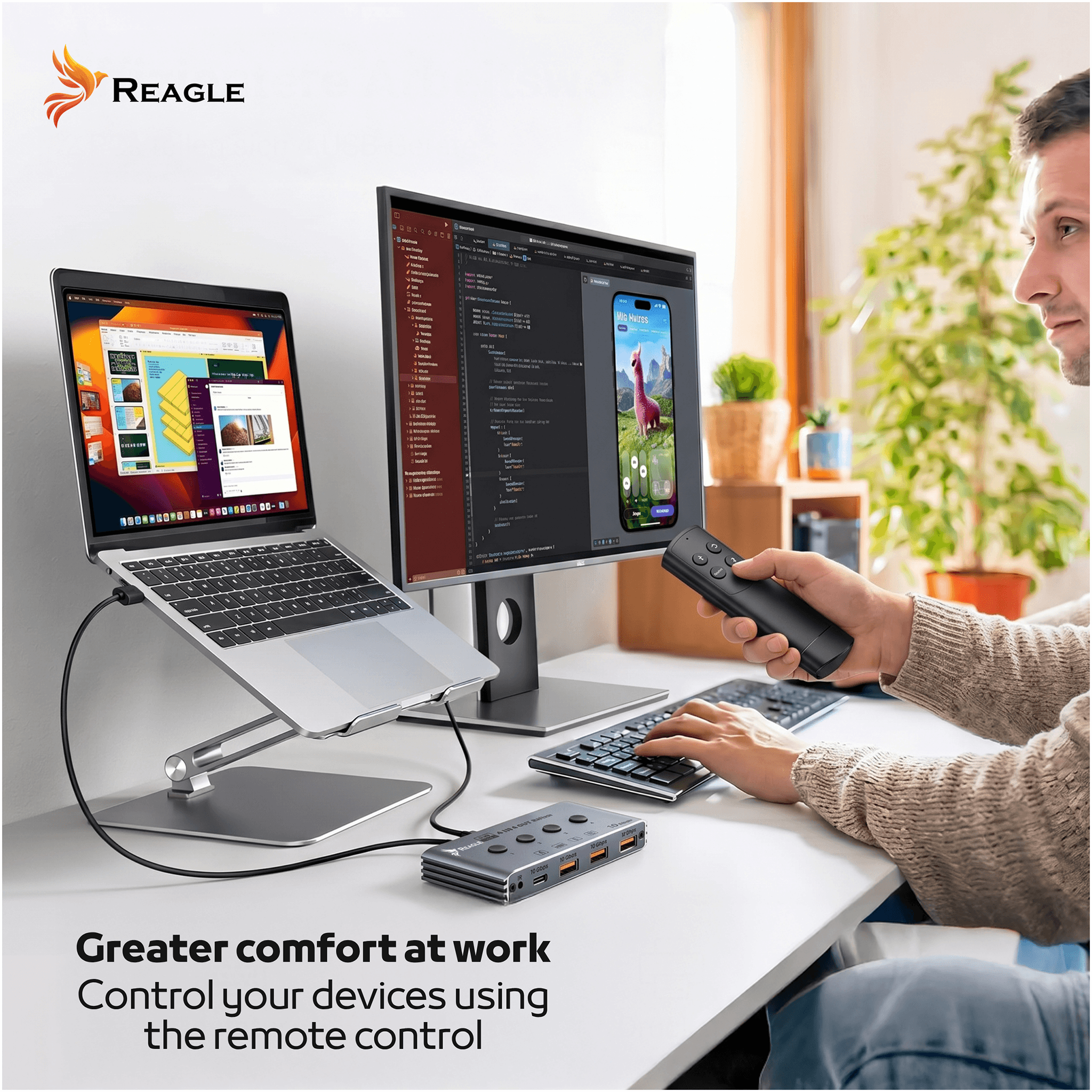 Ein Mann bedient einen Computer mit Fernbedienung und mehreren Bildschirmen, ein Hub liegt daneben.
