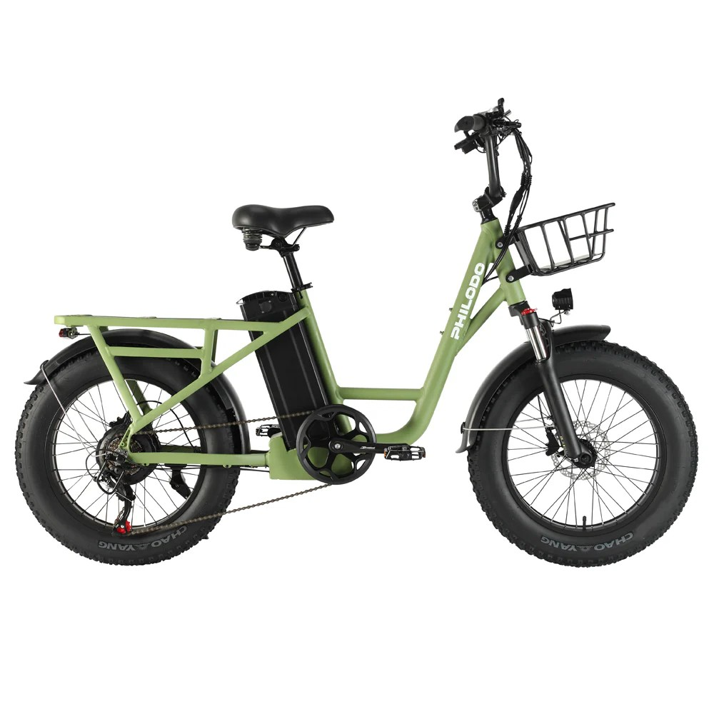 Zielony rower elektryczny z grubymi oponami, bagażnikiem i przednim koszem.