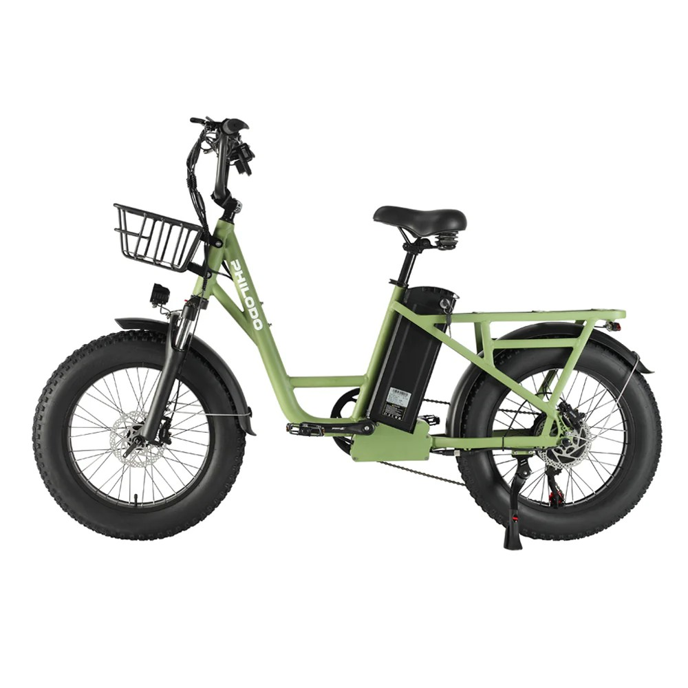 Zielony rower elektryczny z grubymi oponami, przednim koszykiem i tylnym bagażnikiem.