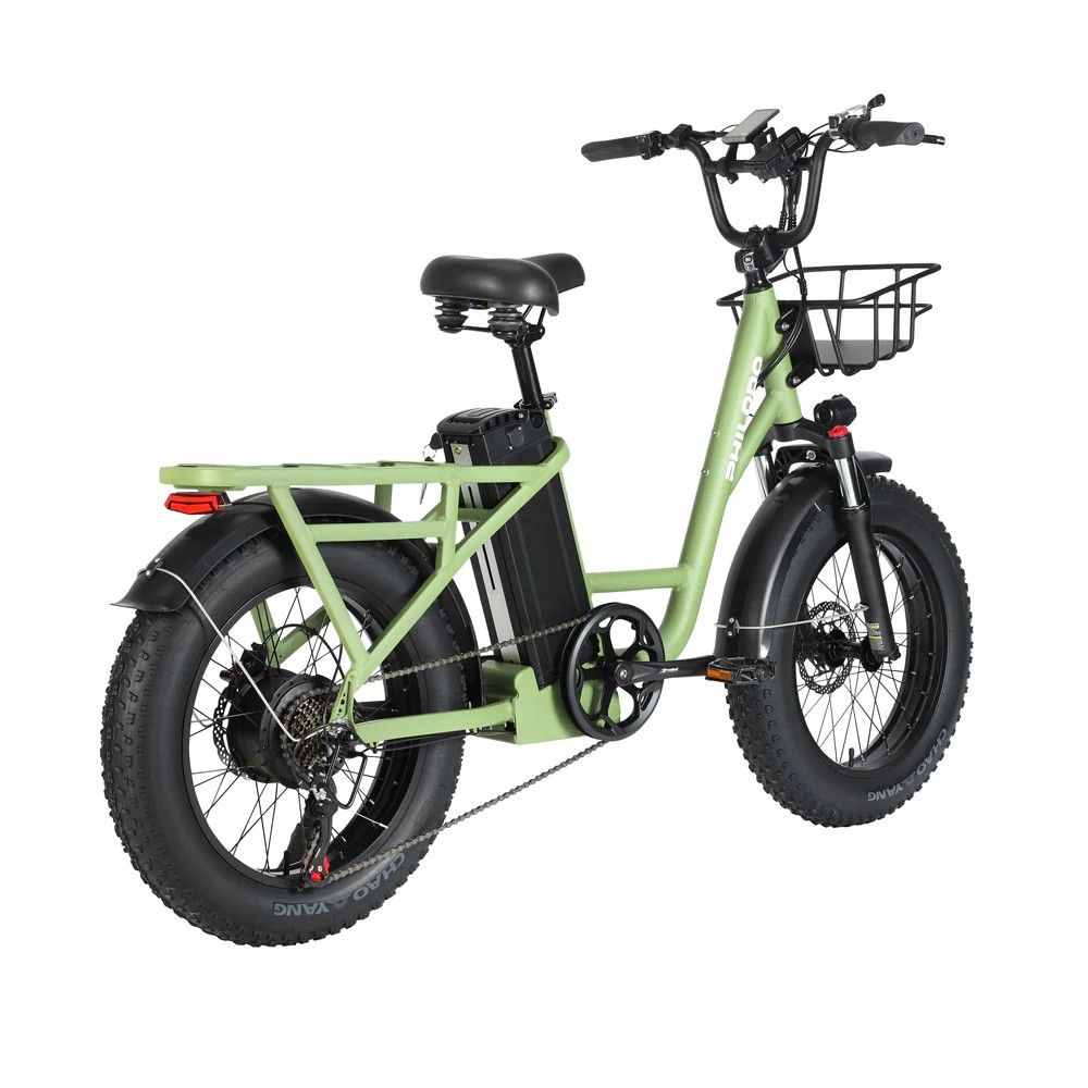 Zielony rower elektryczny typu fatbike z bagażnikiem i koszykiem.