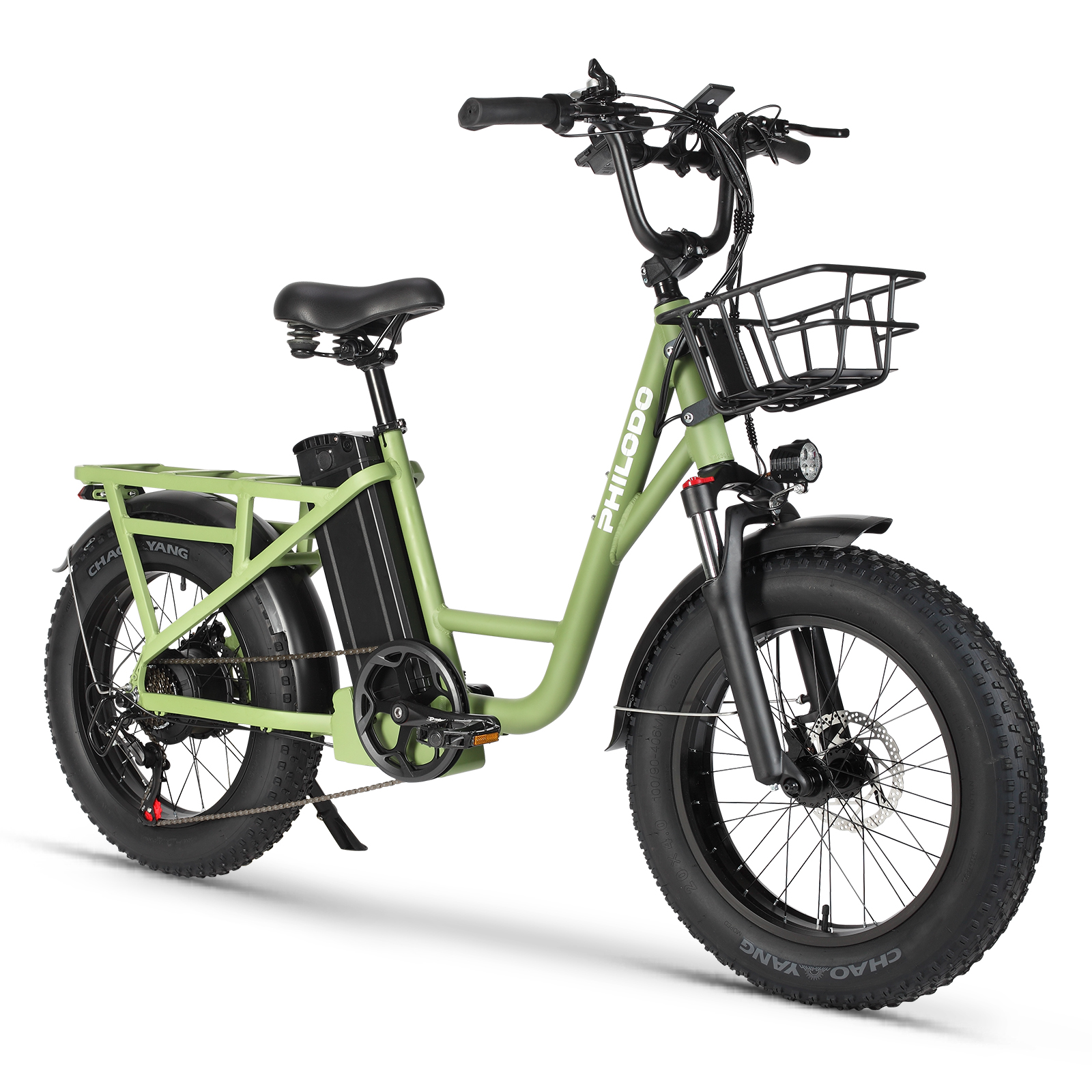 Zielony rower elektryczny fatbike z przednim koszykiem i tylnym bagażnikiem. Białe tło.