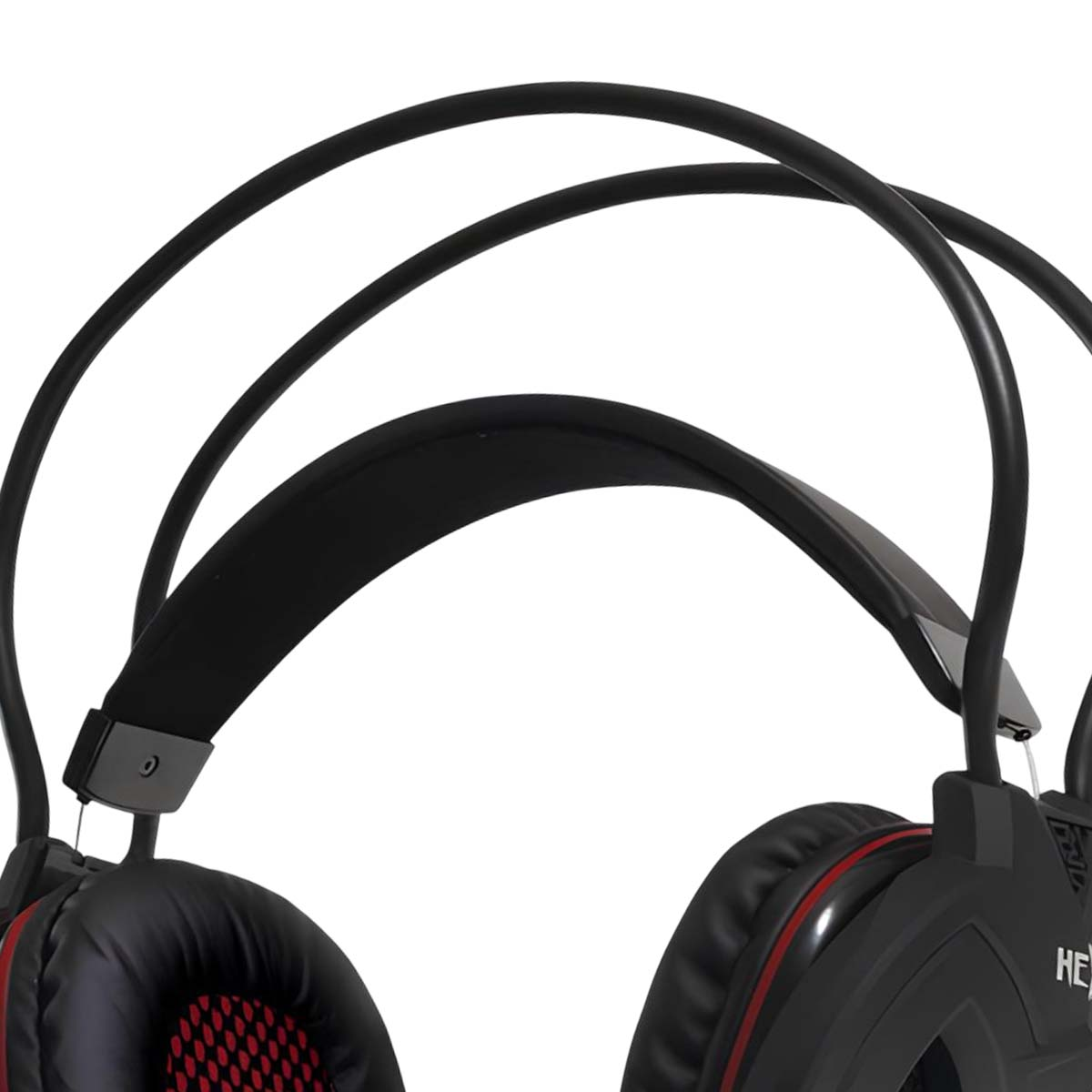 Casque noir avec détail de grille rouge, gros plan.
