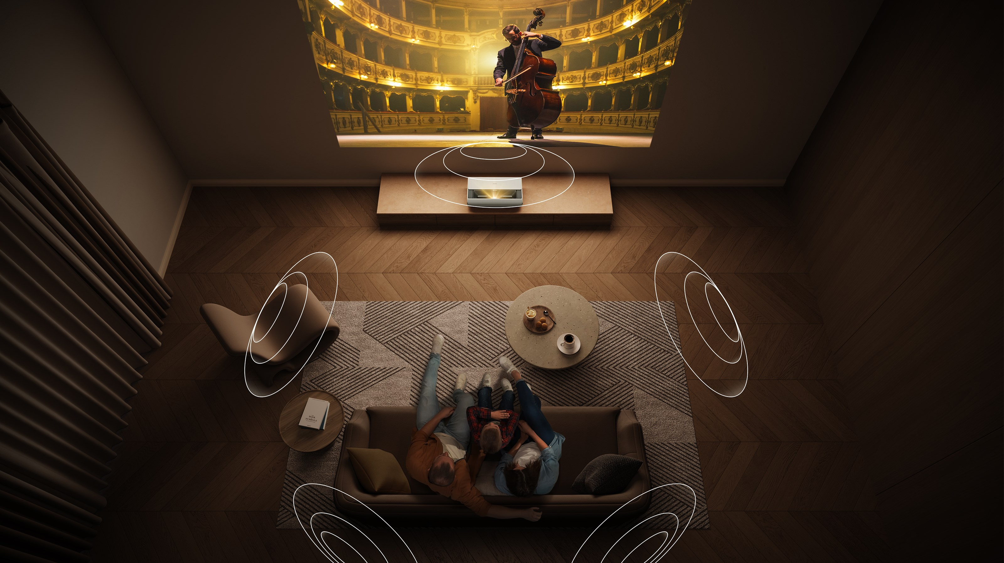 Een gezin ontspant zich kijkend naar een concert geprojecteerd door een witte projector. Geluidsgolven stralen uit.