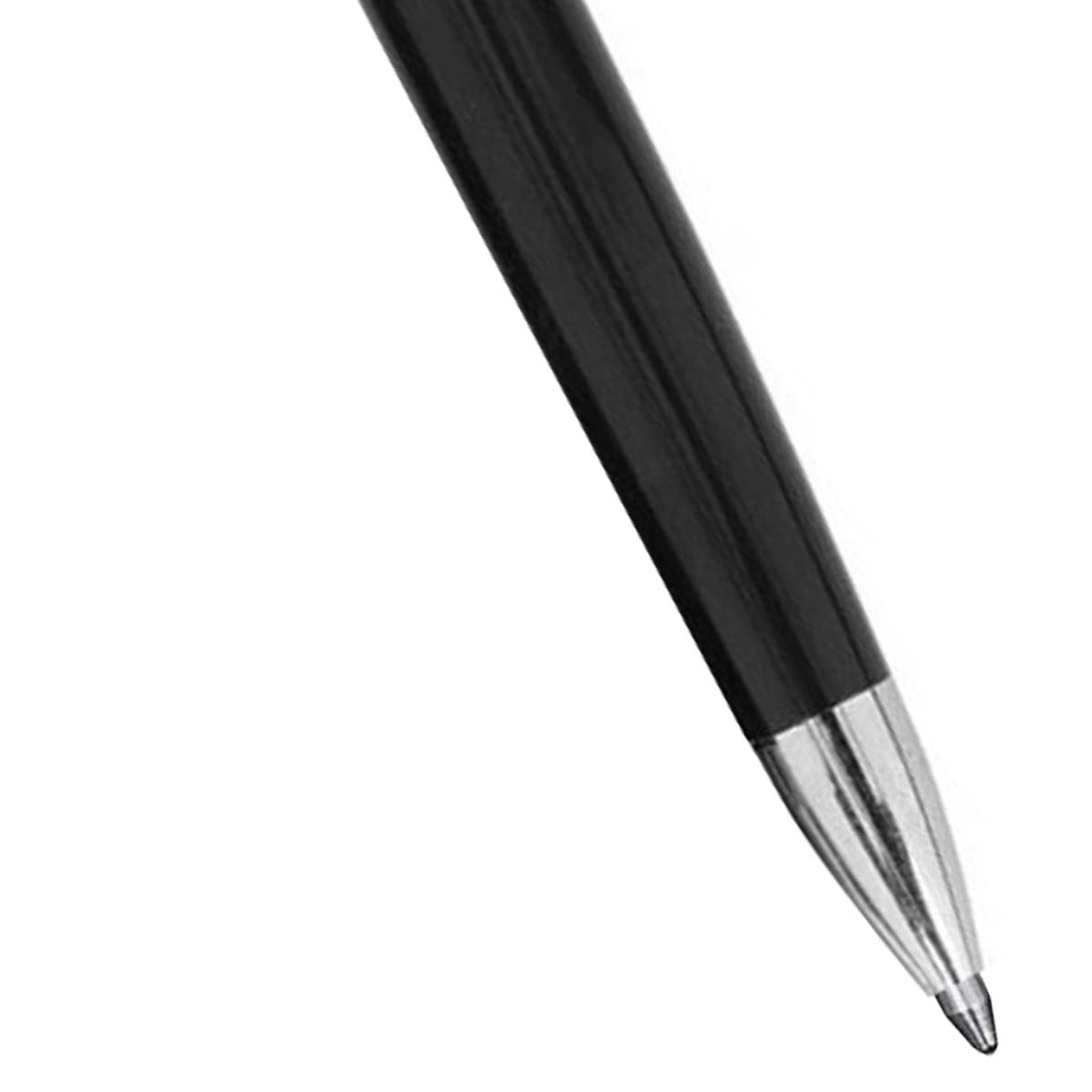 Nahaufnahme einer schwarzen Kugelschreiberspitze mit silbernem Metallclip.