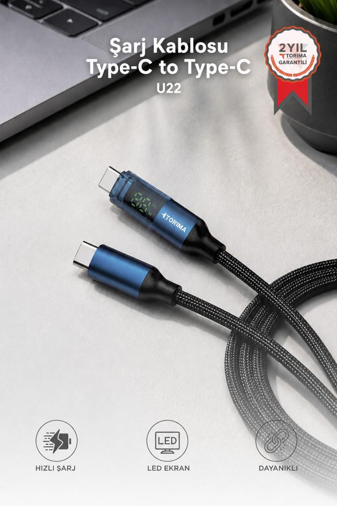 Laptop üzerinde iki mavi USB-C kablo. Birinde LED ekran bulunur.