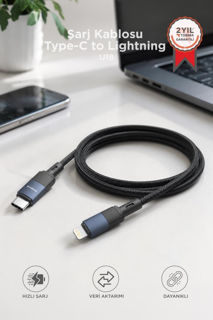 Siyah USB-C - Lightning kablosu, dizüstü bilgisayar ve telefon bulunan masada.