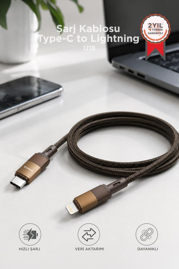 USB-C ve Lightning konnektörlü kahverengi örgülü şarj kablosu masada duruyor.