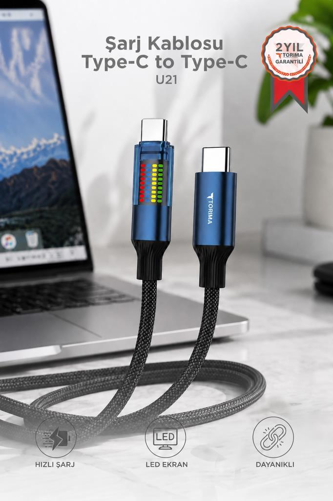 Mavi USB-C şarj kablosu, LED ekranlı, dizüstü bilgisayar yanında.