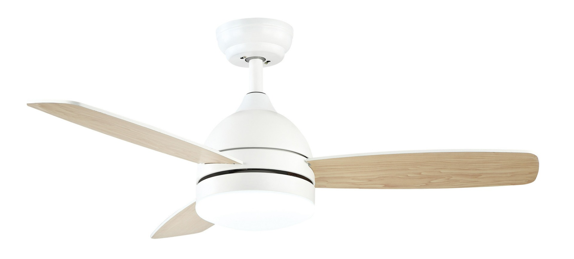 Un ventilatore da soffitto bianco con pale in legno e luce integrata.
