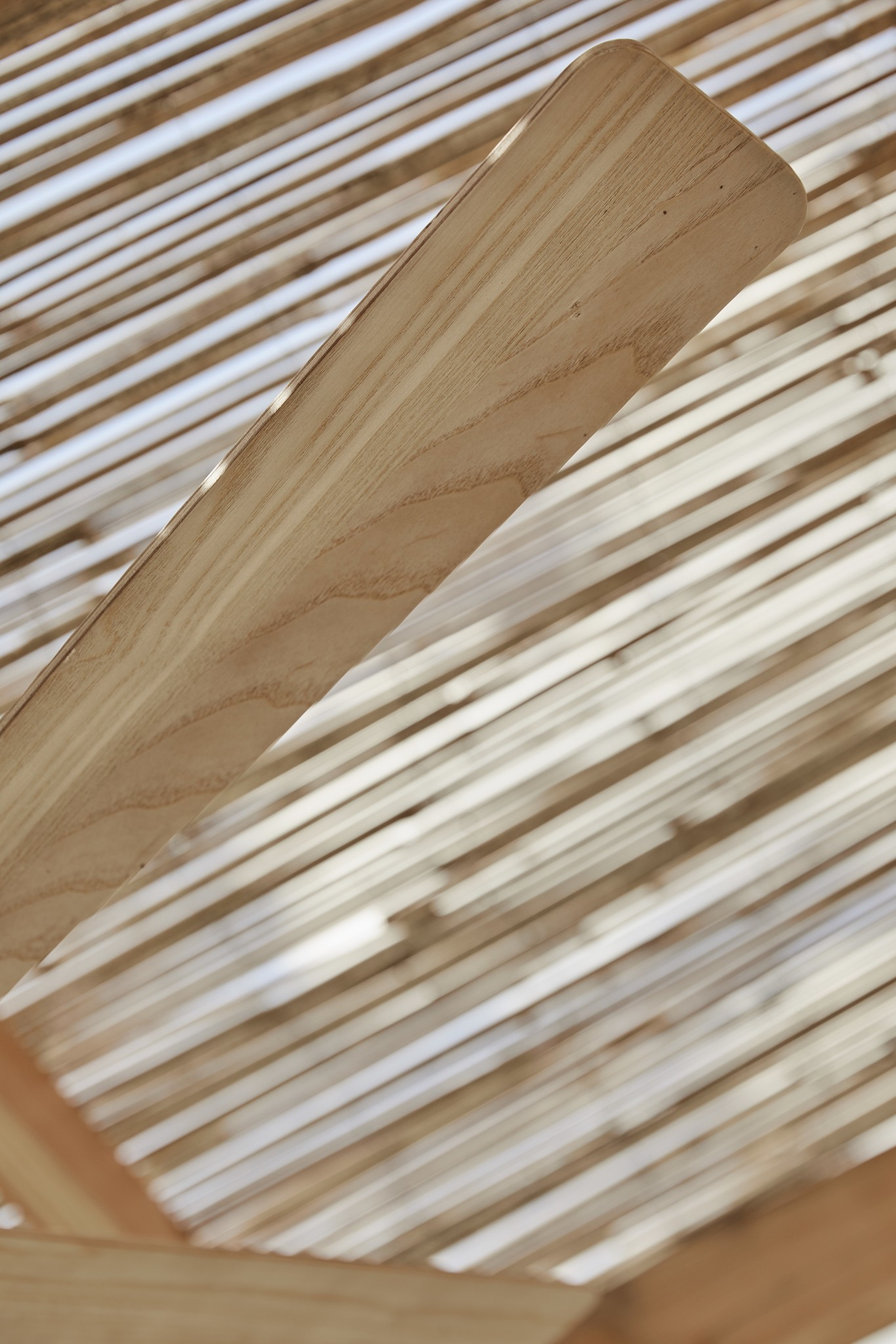 Struttura del tetto a doghe di legno con linee d'ombra.