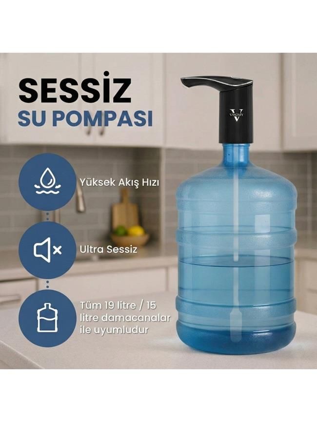 Mavi 19 litrelik su damacanası üzerinde siyah su sebili pompası, mutfak ortamında.