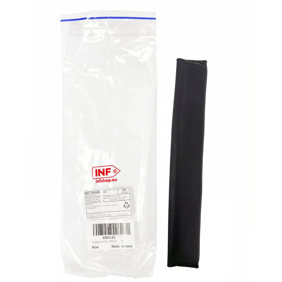 Ein schwarzer Gurtpolster neben einer durchsichtigen Plastiktüte mit INF-Logo.