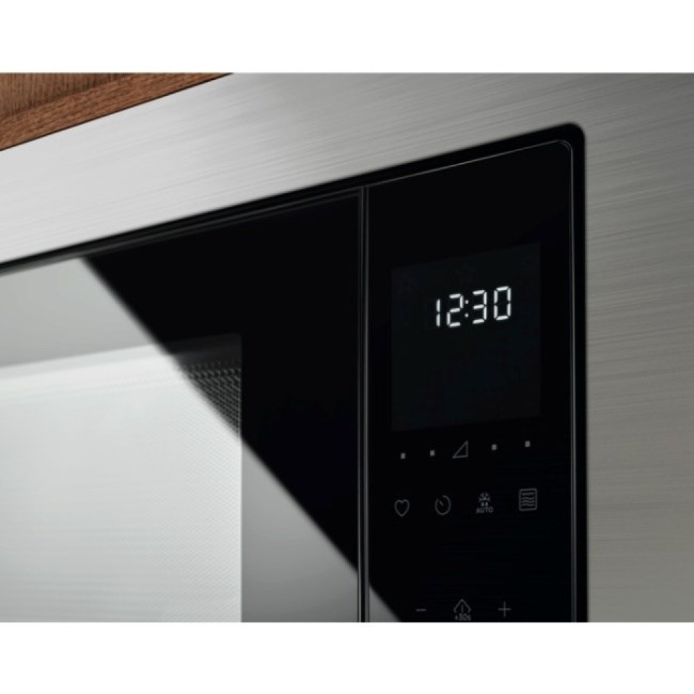 Un forno a microonde moderno con display digitale che mostra 12:30.