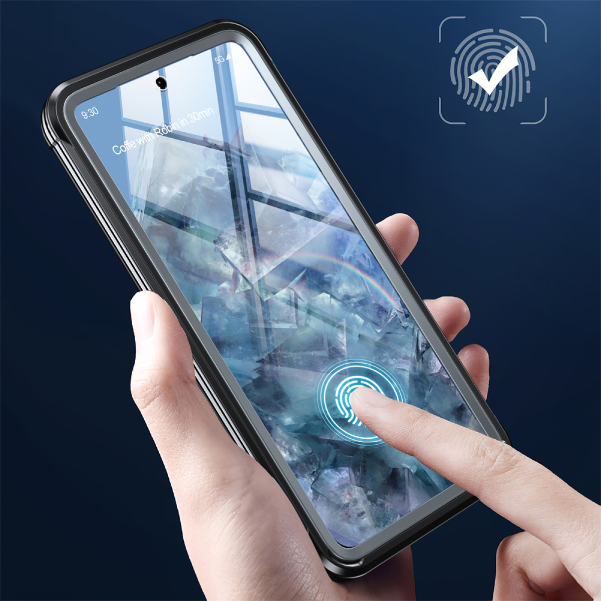 Un dito tocca un sensore di impronte digitali su uno smartphone. È visibile un segno di spunta.