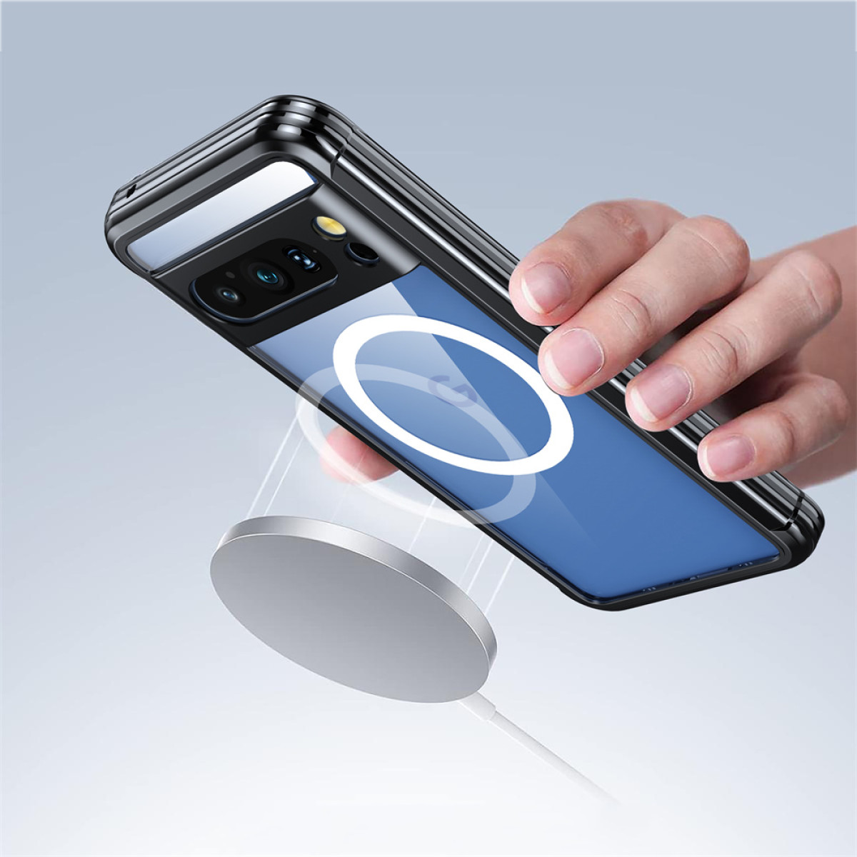 Una mano tiene un telefono sospeso sopra un pad di ricarica magnetico.