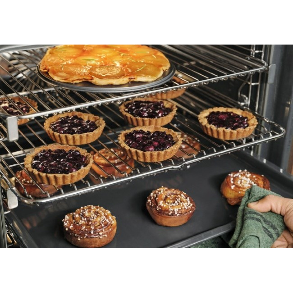 Piekarnik z wypiekami: Tarte Tatin, tartaletki z jagodami i ślimaki cynamonowe.