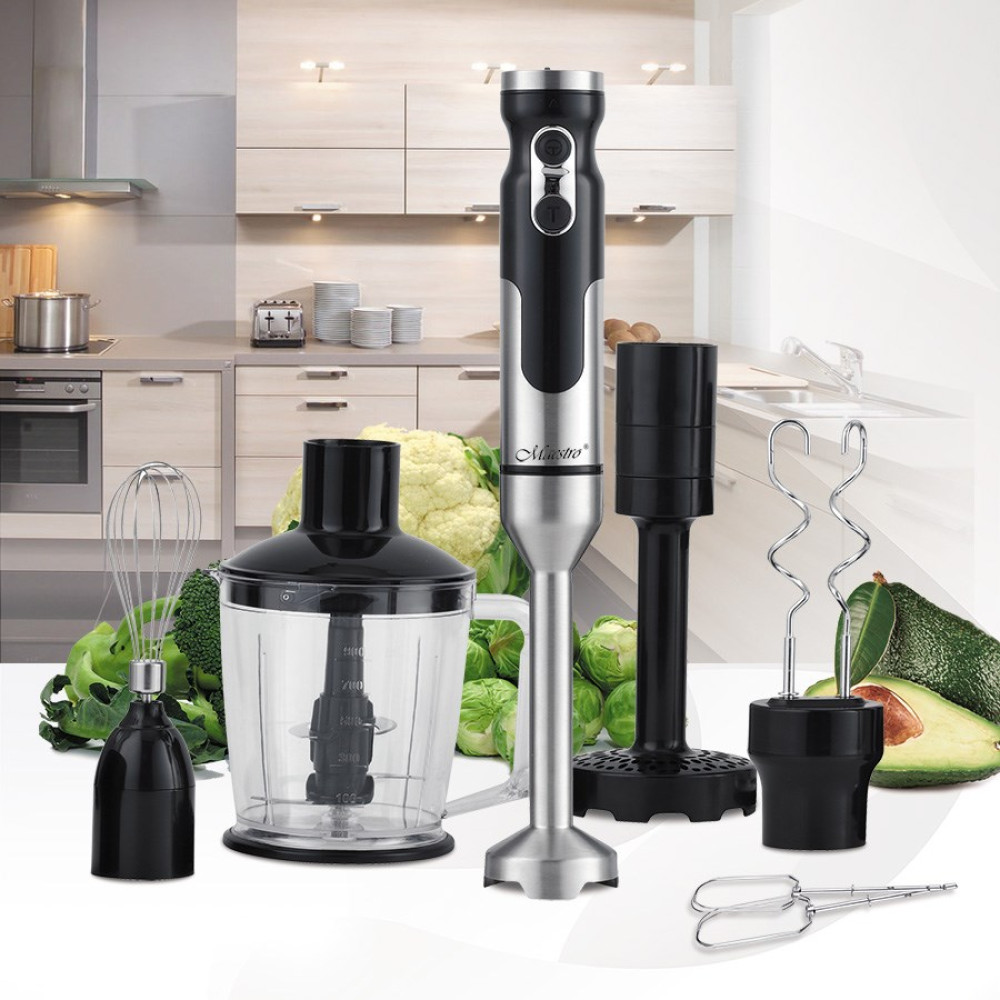 Un set di frullatore ad immersione con accessori come mixer, tritacarne e frusta su sfondo cucina.