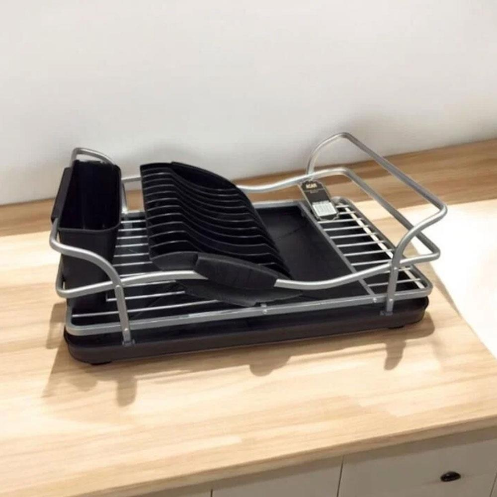 Çatal bıçak tutacaklı siyah metal ve plastik bulaşıklık.