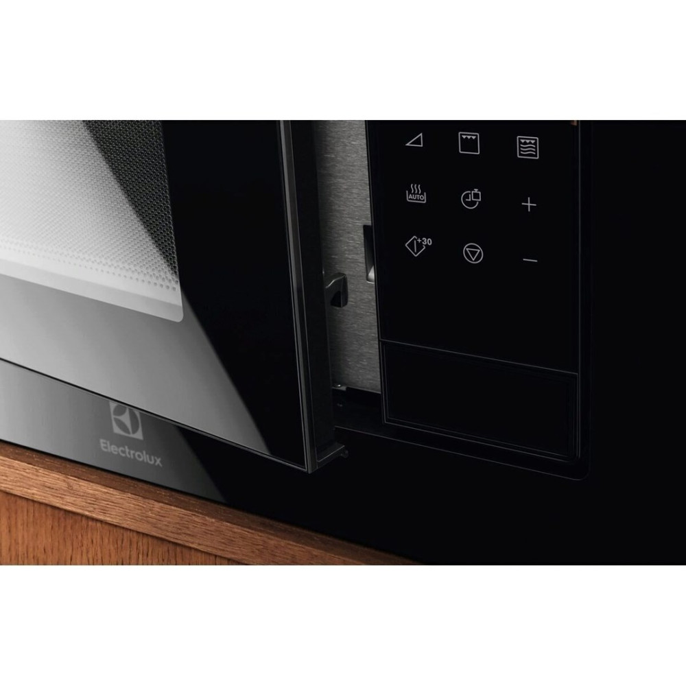 Zbliżenie otwartej kuchenki mikrofalowej z panelem sterowania i logo Electrolux.