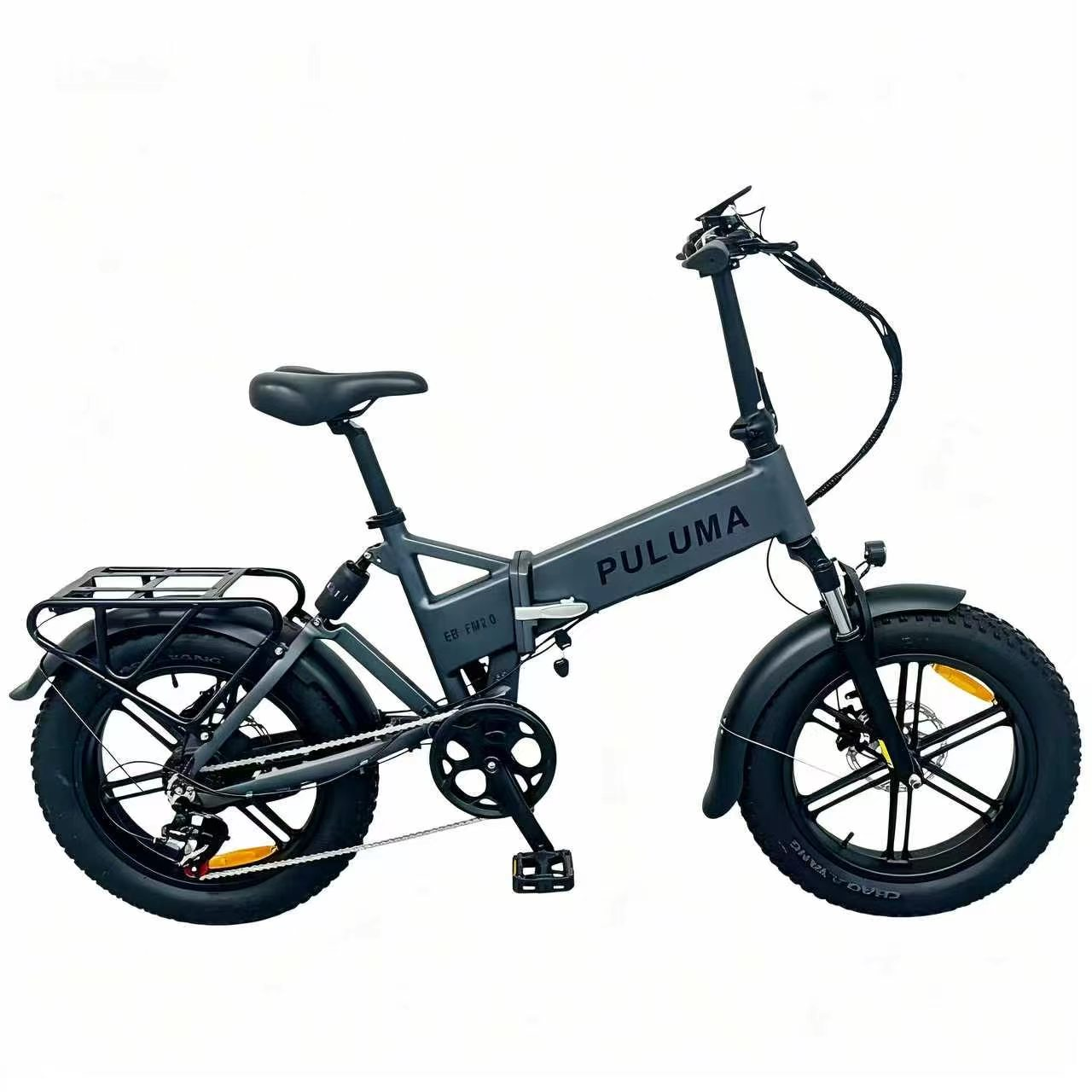 Graues faltbares E-Bike mit Gepäckträger und dicken Reifen, weißer Hintergrund.