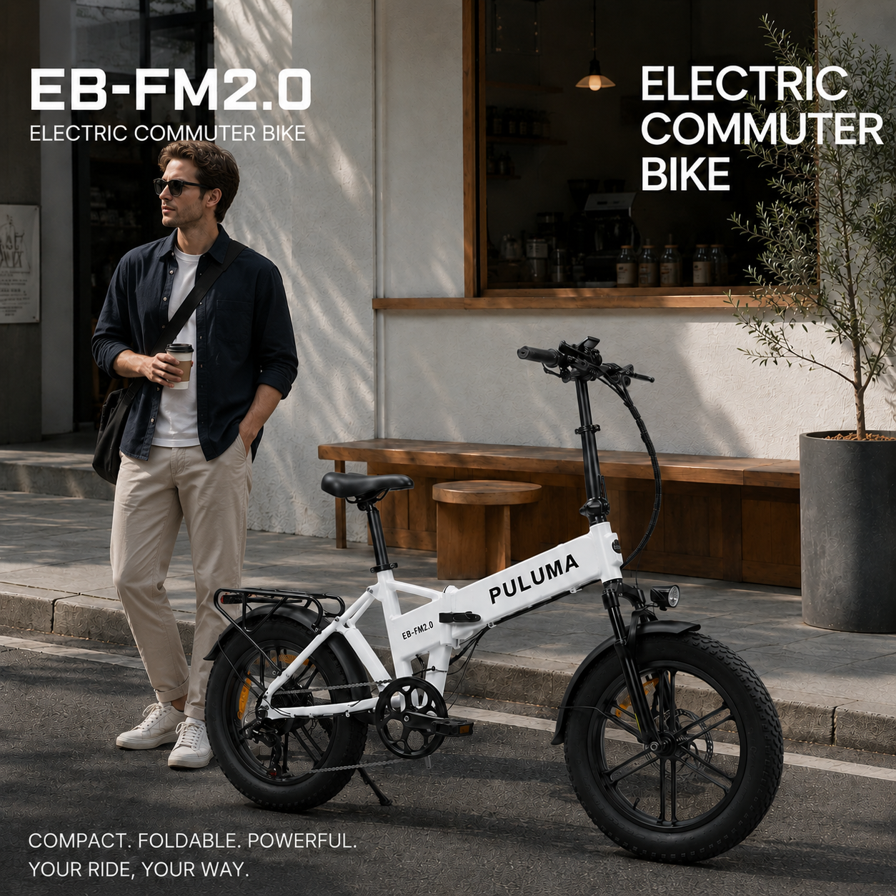 Ein Mann mit Kaffee steht neben einem weißen Elektrofahrrad mit dicken Reifen.
