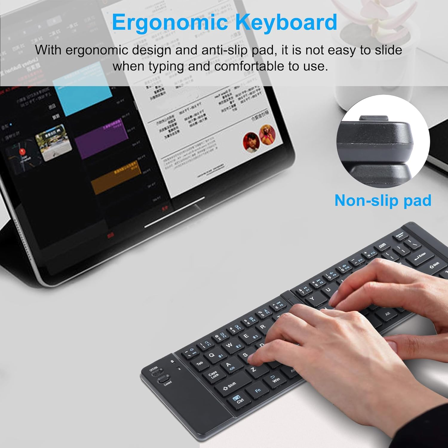 Hände tippen auf einer schwarzen Tastatur vor einem Tablet, das auf einem Ständer steht.