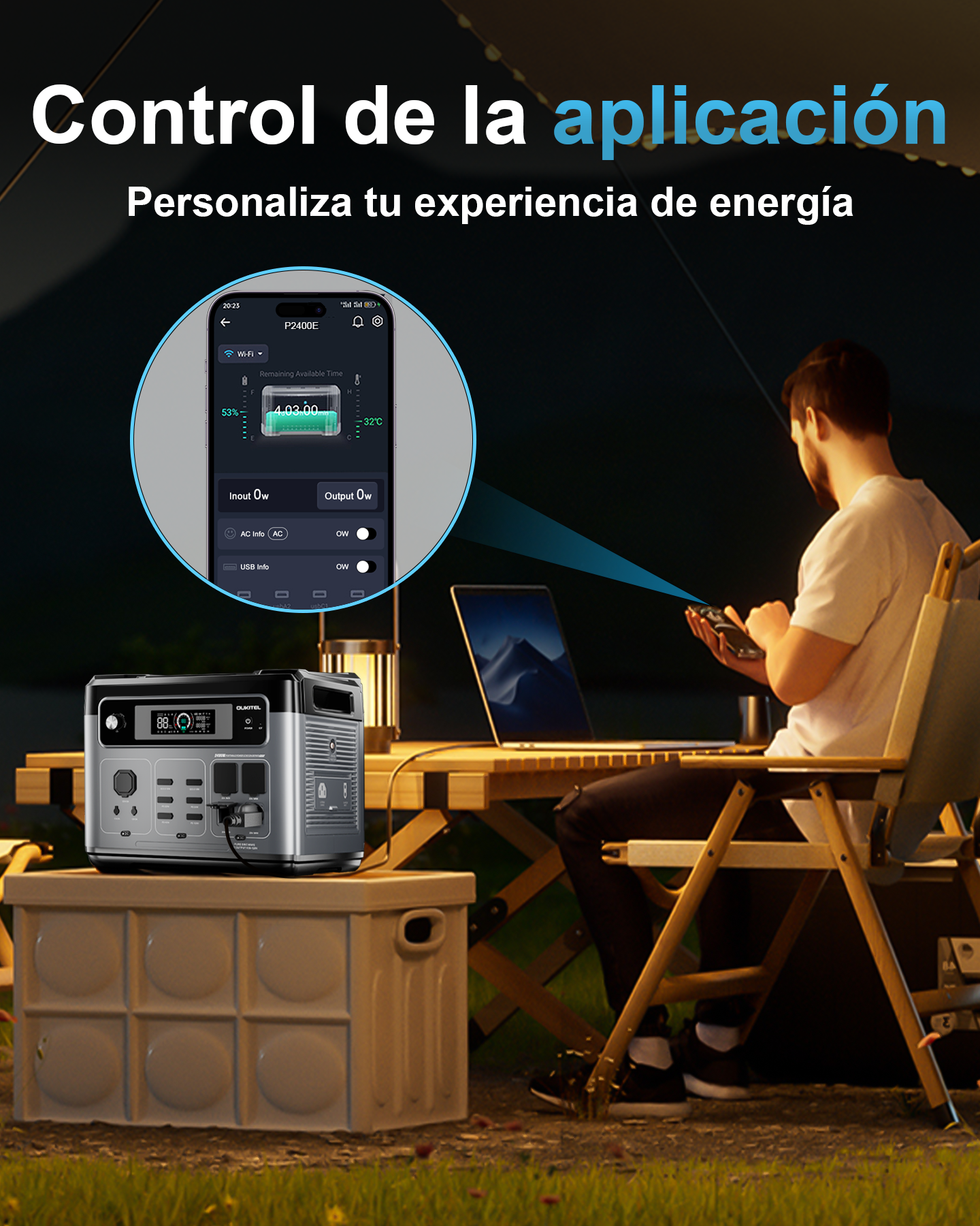Hombre usa teléfono para controlar estación de energía. Laptop en mesa. Exterior nocturno.