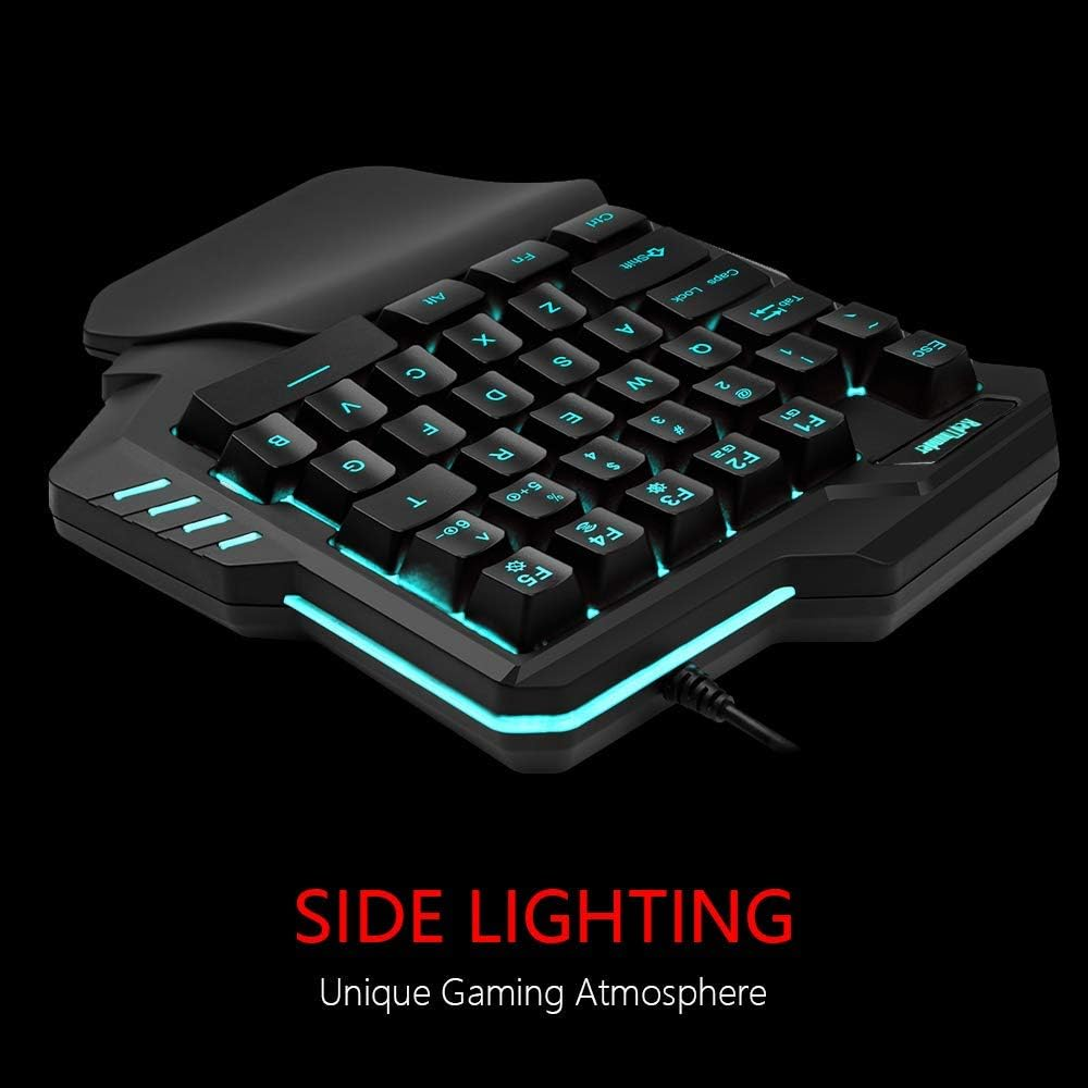 Schwarze Gaming-Tastatur mit blauer Beleuchtung und Text im unteren Bereich.