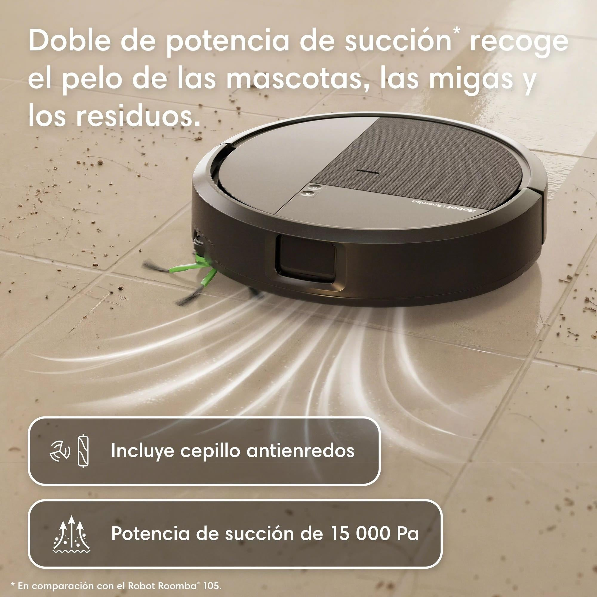 Un robot aspirador oscuro limpia un suelo sucio con sus cepillos, recogiendo escombros.