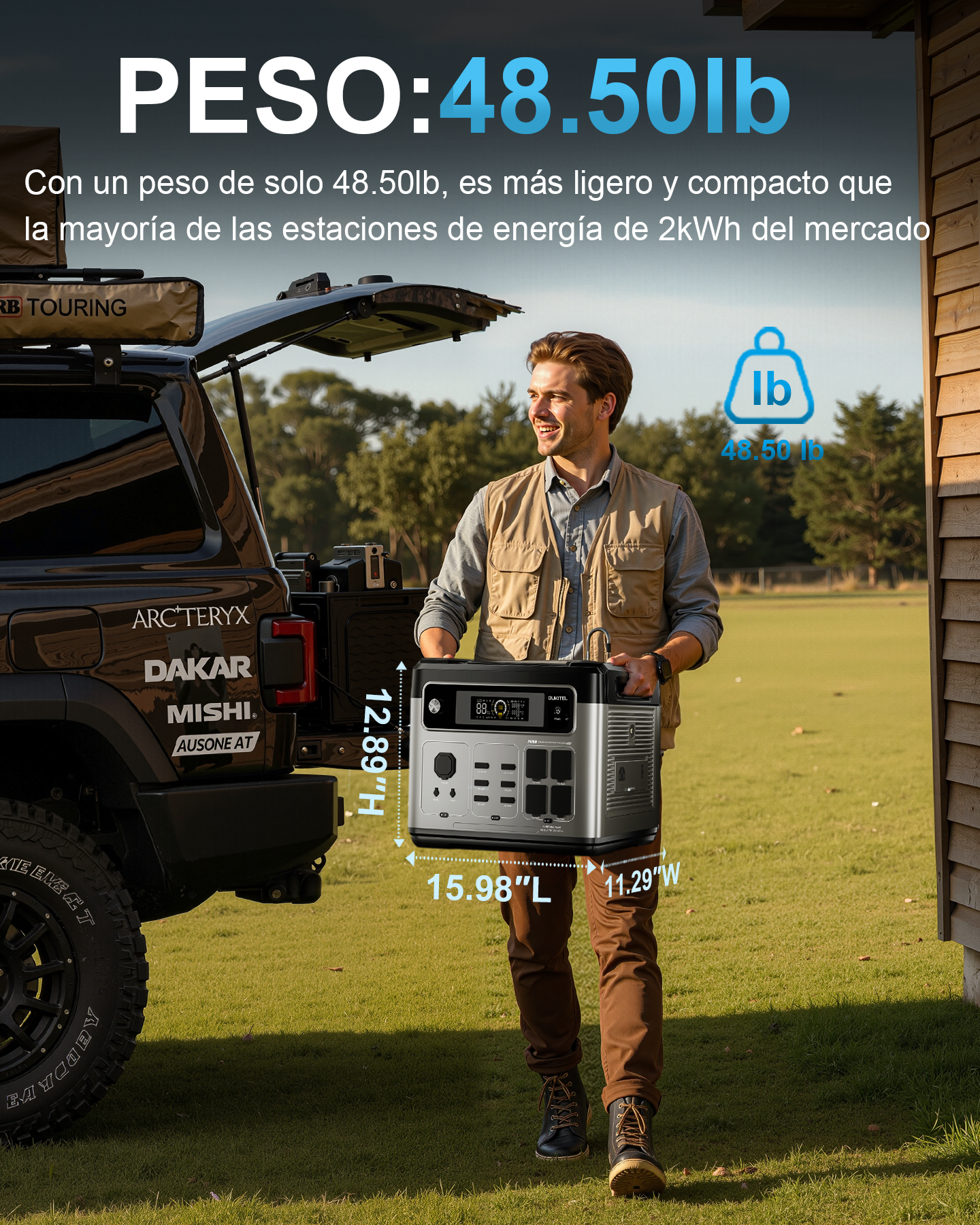 Hombre sosteniendo una central eléctrica portátil de 48,5 lb cerca de un coche con maletero abierto.