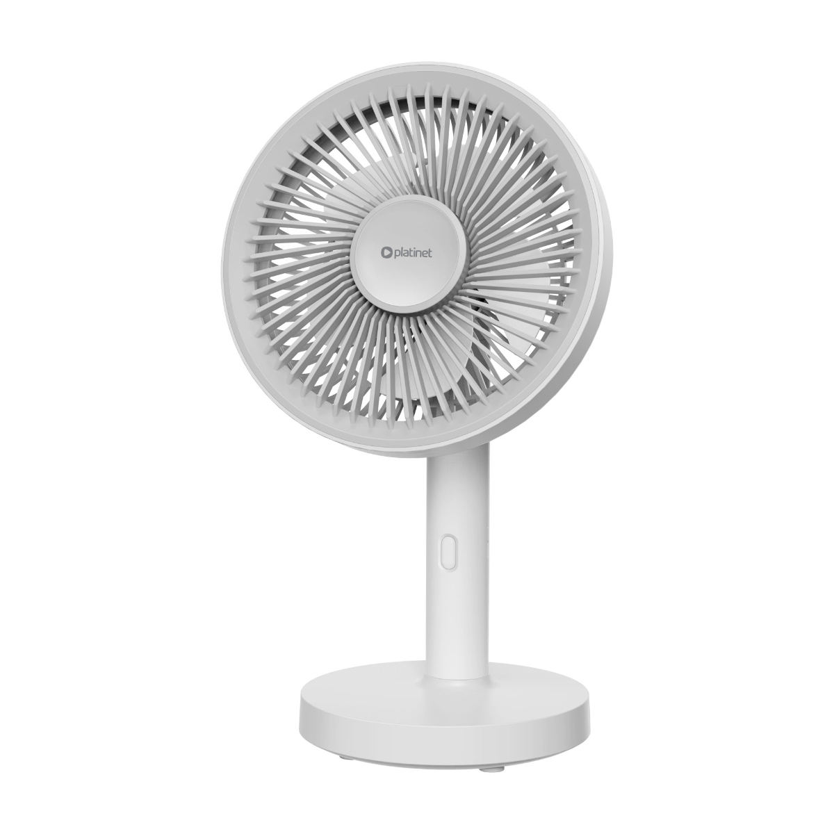 Ein weißer Tischventilator mit rundem Kopf und Lamellen. Auf weißem Hintergrund.