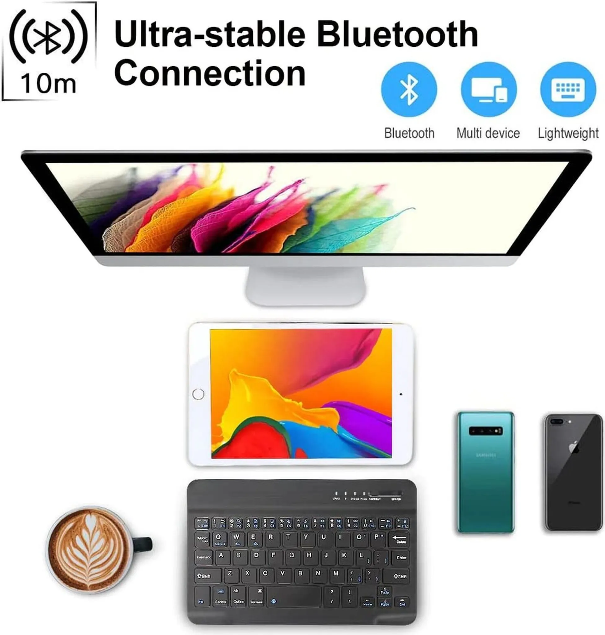 Ein Desktop, Tablet, zwei Smartphones, Tastatur und Kaffee mit Latte Art.