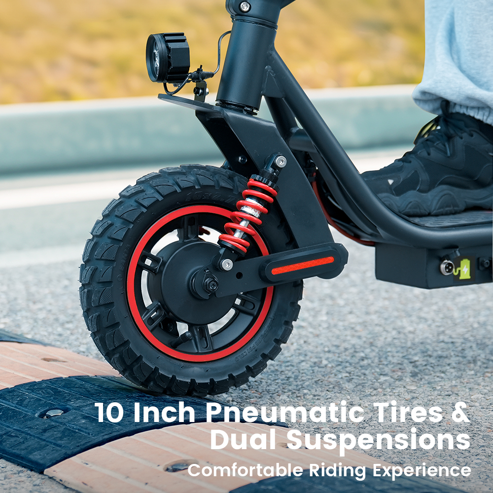 Primo piano della ruota anteriore di uno scooter elettrico, con pneumatici da 10 pollici e doppia sospensione.