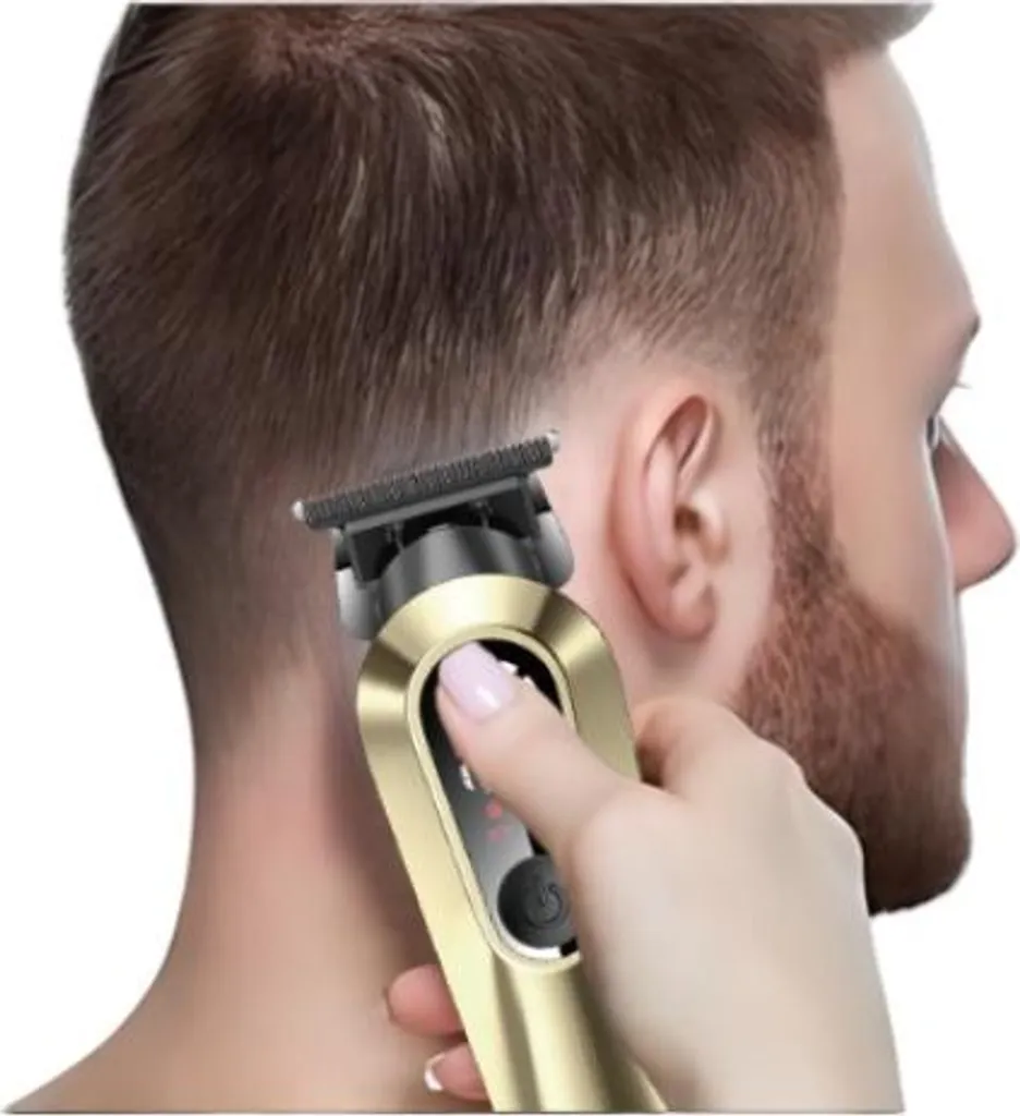 Eine Hand hält einen goldenen elektrischen Trimmer und schneidet das Haar am Hinterkopf eines Mannes.